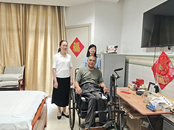 市政协主席谢文婕开展“七一”慰问活动